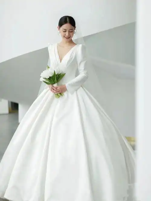 高级质感满满的长袖缎面婚纱