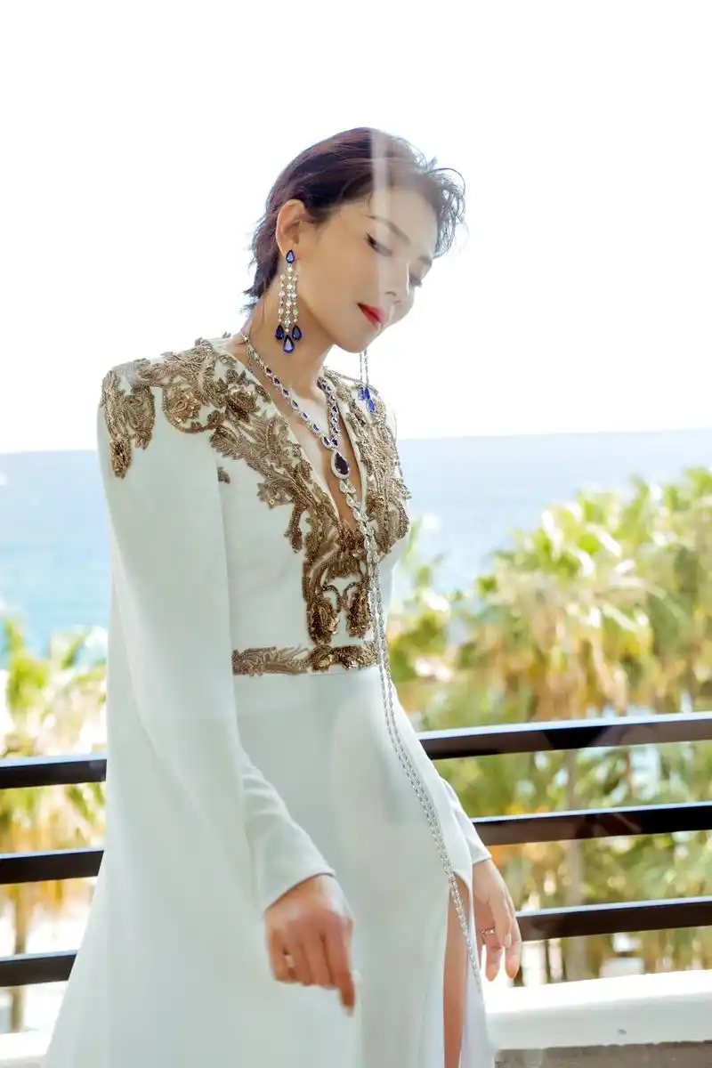 高清大图!刘涛身穿白色深v高开叉礼服参加戛纳红毯.