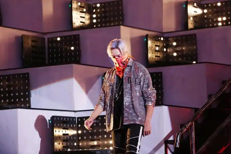 陈伟霆《热血街舞团》首秀上演 机械木偶舞燃力开启街舞时代