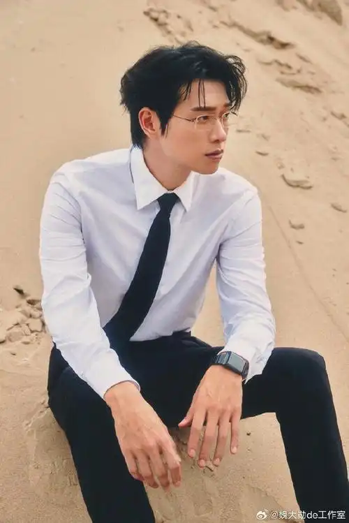 魏大勋海边摆拍眼眸深情秒回孟宴臣