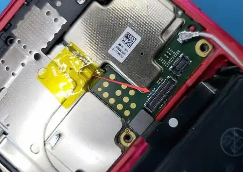 显微镜下观察发现尾插座子上面有掉件.