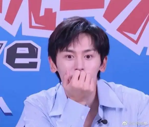 张哲瀚[超话]##张哲瀚看奥运高尔夫直播#张哲瀚小表情好生动!