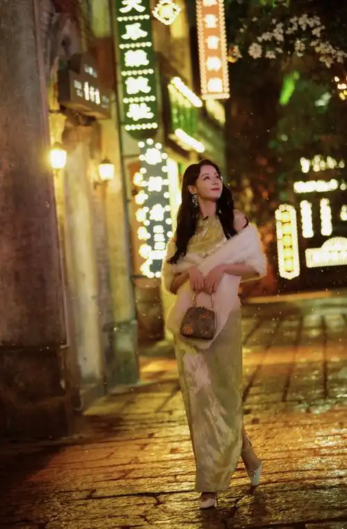 迪丽热巴旗袍#最近,迪丽热巴 旗袍新造型,知性优雅,全身上下弥伦排