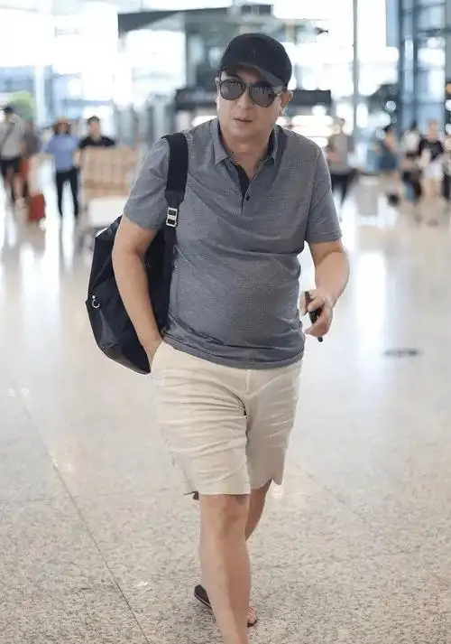 路人拍到张嘉译头发秃顶还有这么多白发52岁都驼背成这样了