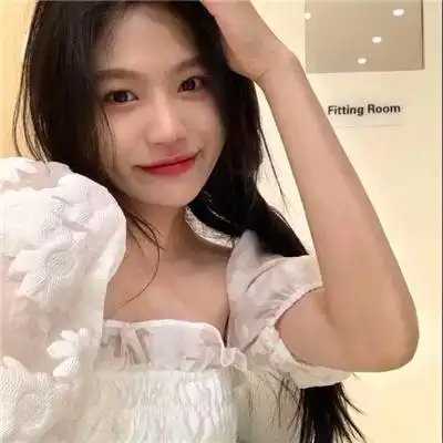 温柔俏皮的真人网红女生头像