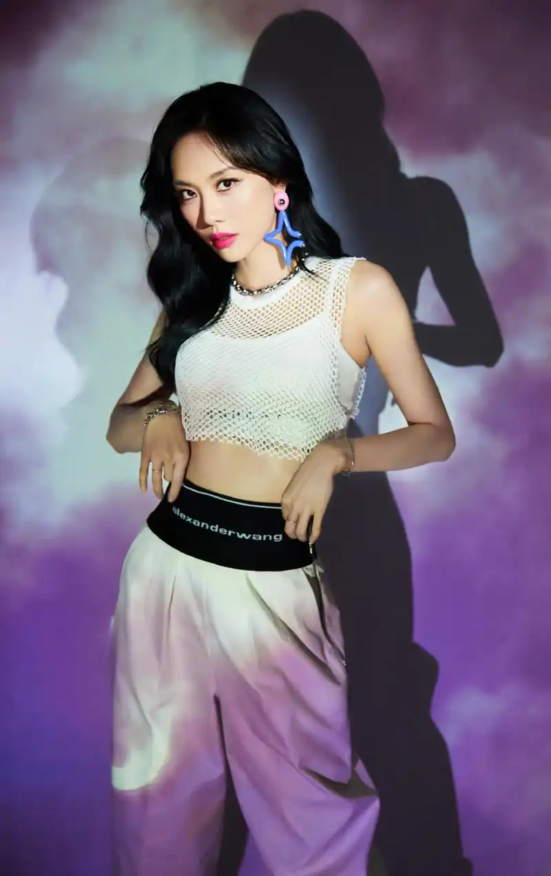 王霏霏性感光影写真图片19