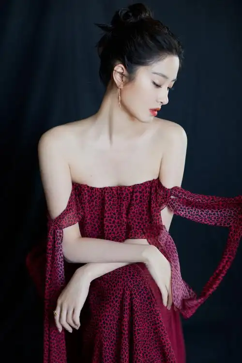 美女图——中国内地性感女星杨采钰