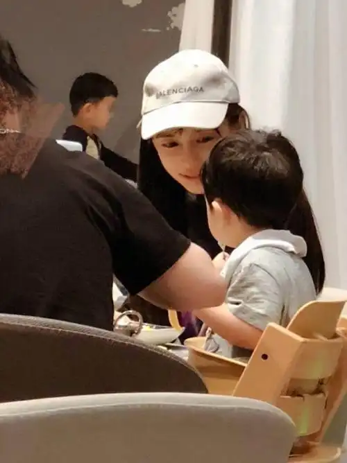 baby超宠溺儿子,花580元为孩子打印照片,小海绵在妈妈身边很乖巧