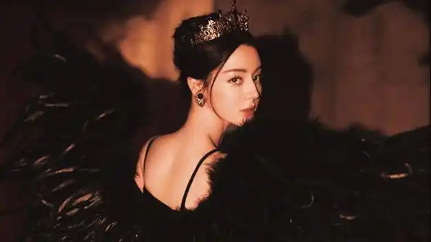 迪丽热巴美照变高冷黑天鹅,侧身造型炸出傲人双峰