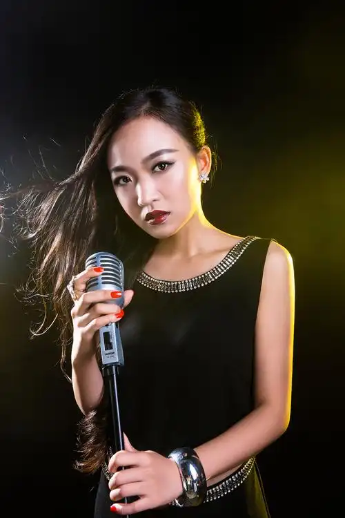 女,(原名刘霞丽,湖北籍),创作型华语原创歌手,演员