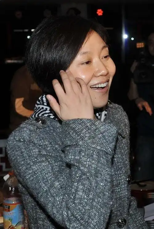 闫妮素颜的时候皮肤真好光滑的样子惹人羡看着还挺嫩的