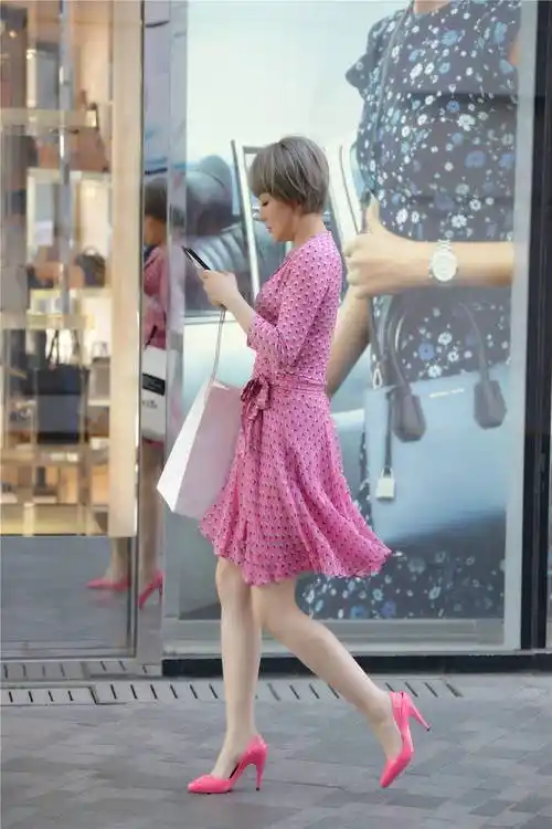粉红色的尖头高跟鞋,搭配粉色印花连衣裙,夏季的减龄穿搭