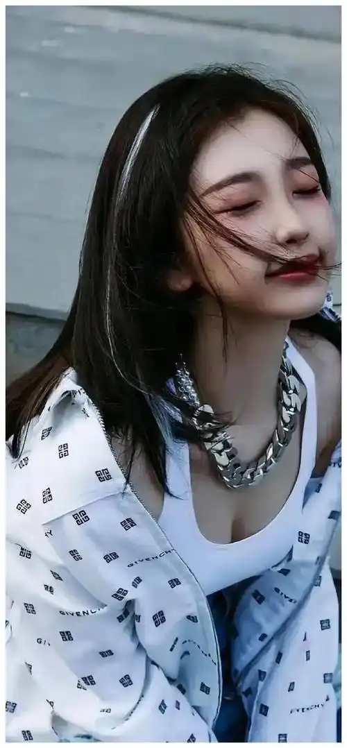 虞书欣大胆挑战性感小酥胸惊艳全场开启爆款之路新篇章