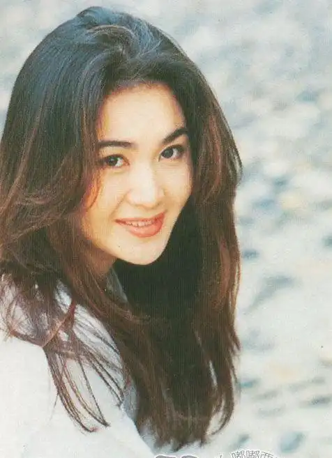 她17岁以性感闻名全香港,34岁嫁百亿豪门,52岁被老公宠成少女!