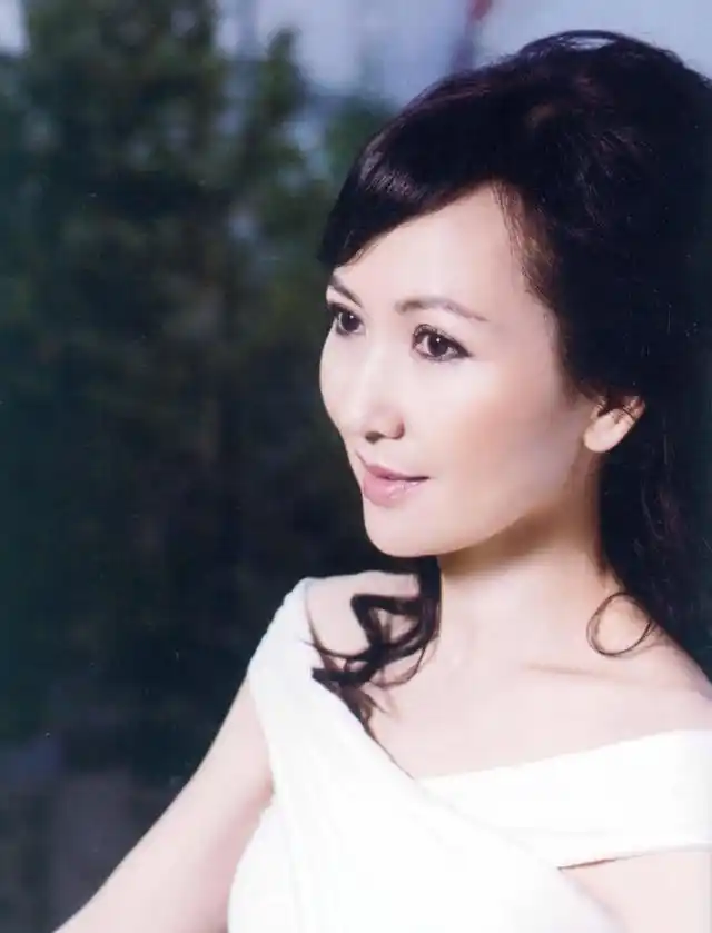 陈少霞,曾改艺名为陈采岚,现为亚洲电视旗下经理人合约女艺员1,16岁与