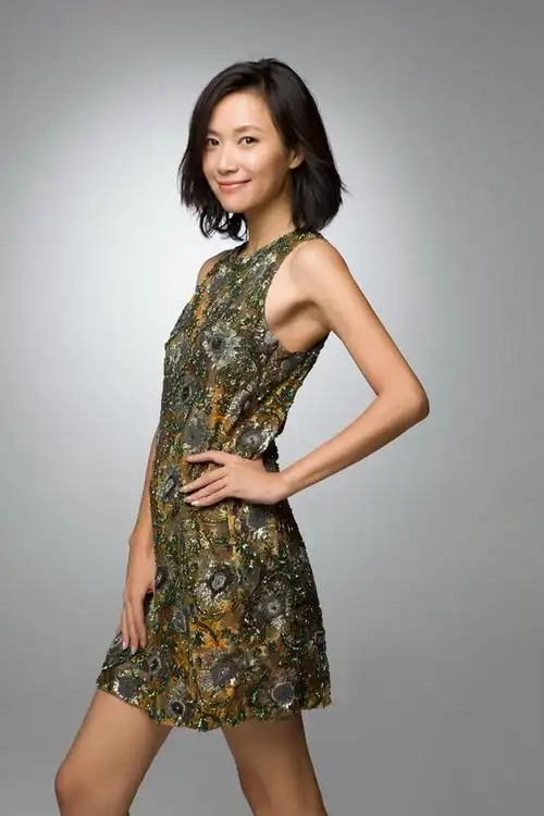 徐静蕾"时空对话"秀锁骨 新片稳占情人节档