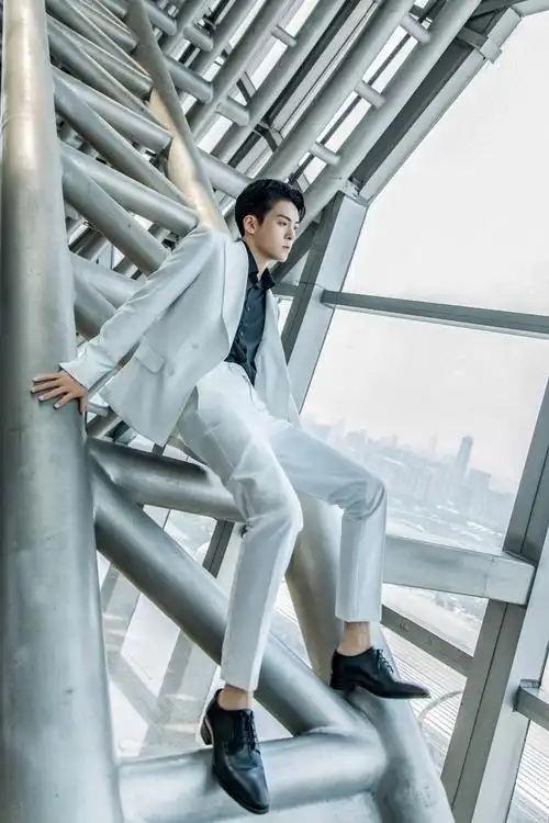 曾舜晞白色西装帅气写真图片