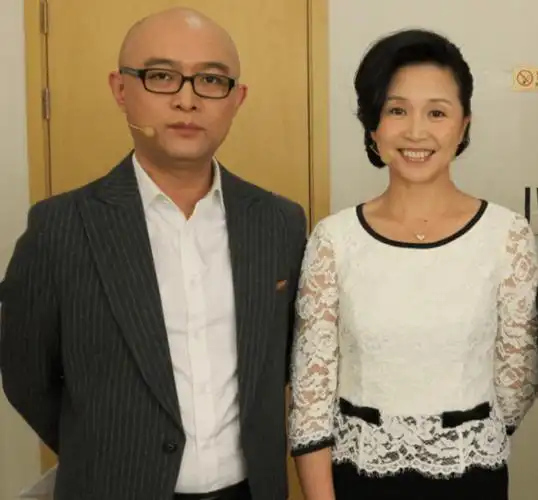 离开了《非诚勿扰》,在黄菡离开之后,节目中找了另外一个情感导师黄澜