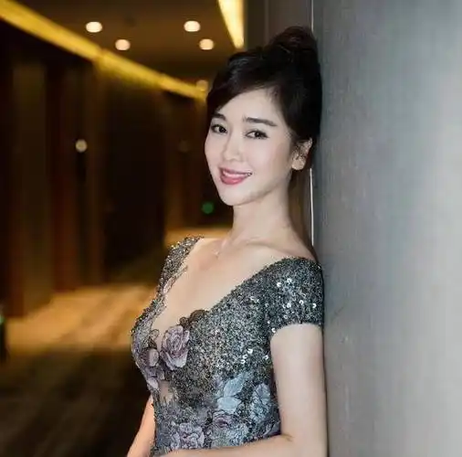 左小青惊艳泳装亮相,网友疯狂热议:绝世美女谁能抗拒?_人们_泳衣_形象