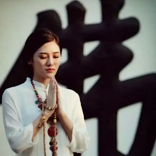 拜佛念佛女生头像图片