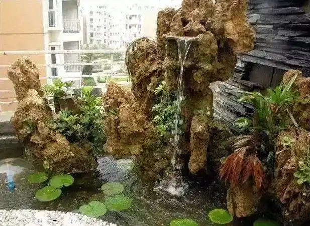阳台建个假山叠水听流水叮咚看鱼儿嬉闹