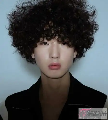 男生文艺范爆炸头 复古别致尽显个性_发型站_最新流行发型设计发型