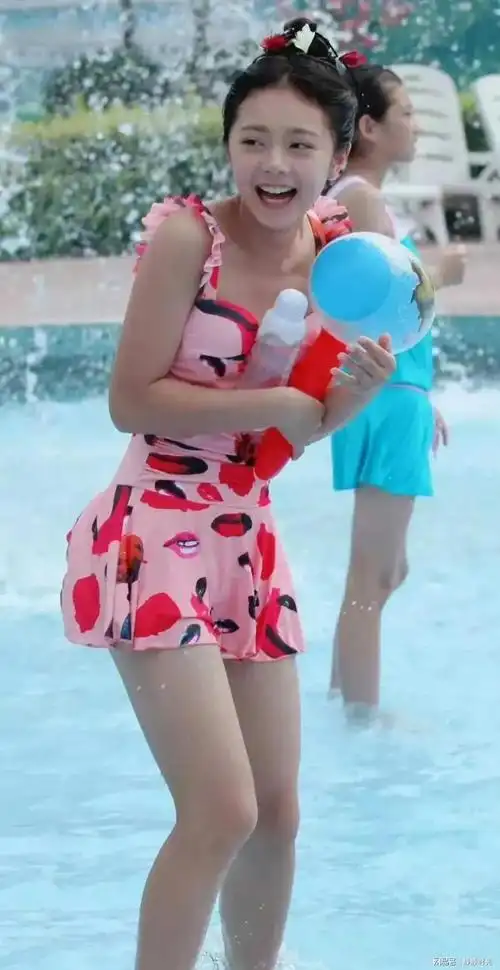 2018年赵今麦16岁的泳装照