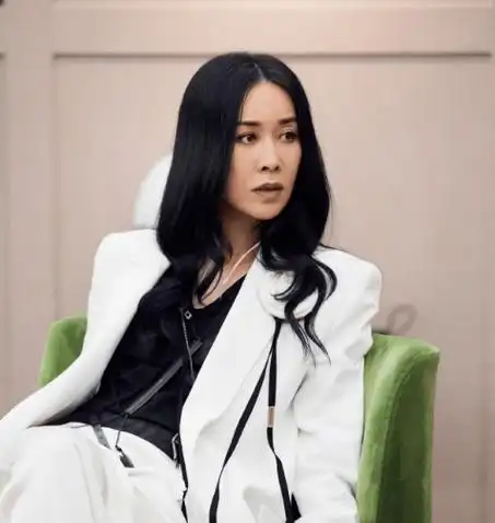 但有人注意到在上一季的《声生不息》中,节目组就剪掉了蔡依林的镜头.