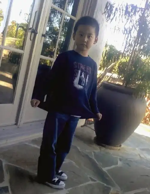 周柯宇还原童年照#周柯宇你小子小时候真的很拽,现在变成柯务酷粮更