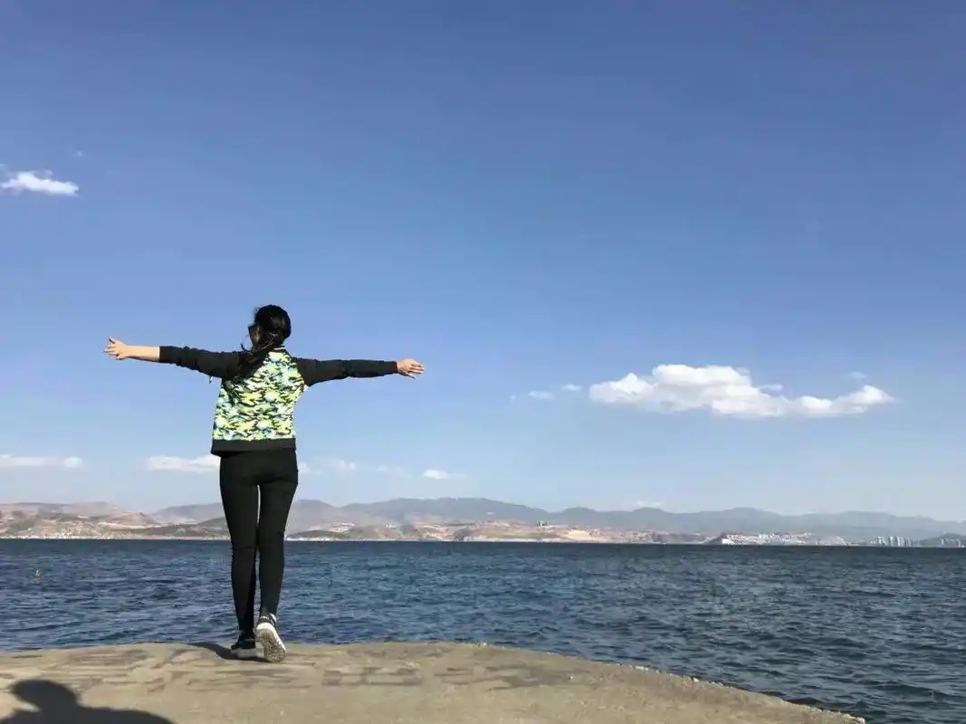 看看曾经的背影照片～让我发现换个角度看问题或许更美,往后～我 - 抖