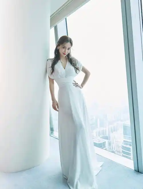 杨颖与生俱来的端庄好高级,浅咖长裙绸缎缠身,不显邋遢反而高贵_裙摆