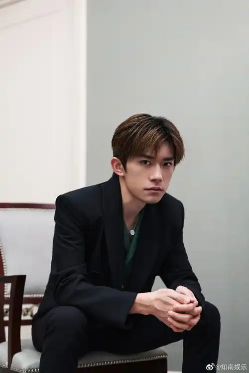 易烊千玺黑西装墨绿色衬衫造型##易烊千玺墨绿色衬衫