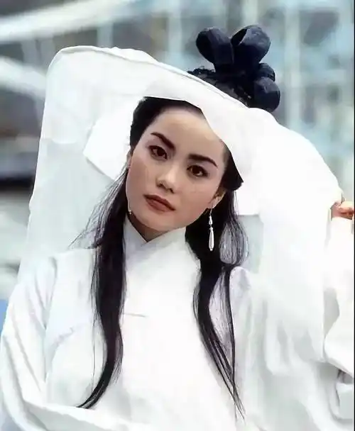 王菲旧照被翻出,罕有古装造型真是倾城绝色,一身清冷气质很惹眼_黑色