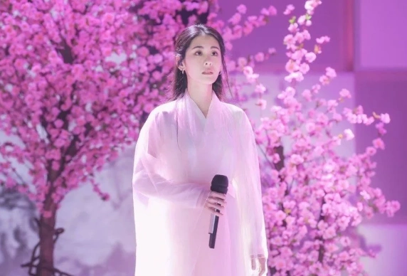 别看张碧晨现代装一般她的古装可是温柔又清冷不输好友杨幂