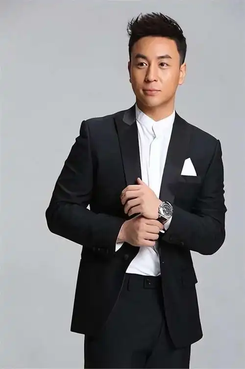 与洪金宝平起平坐,向华强都恐惧招惹他,释小龙靠山究竟有多强?