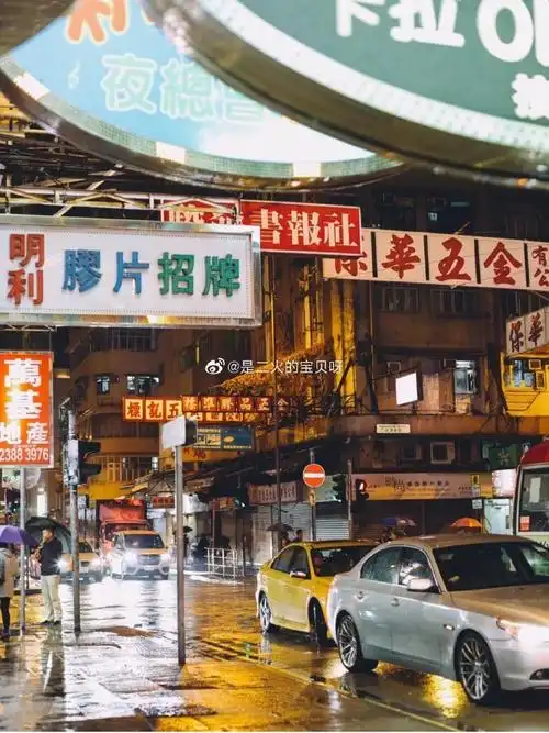 复古港风的霓虹招牌,巴士06出租车和人来人往的街道不用刻意摆拍