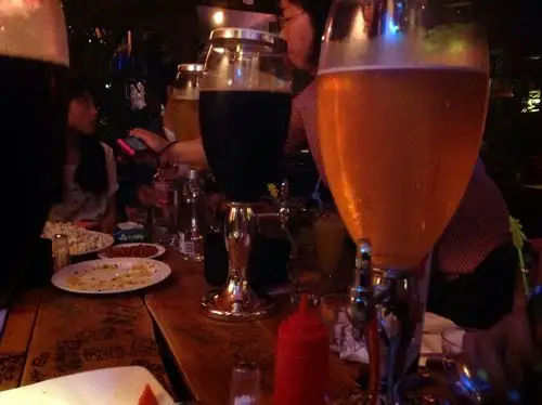 到当地某酒吧为朋友过生日,据了解,25日晚男子陈某应朋友之邀,不料被