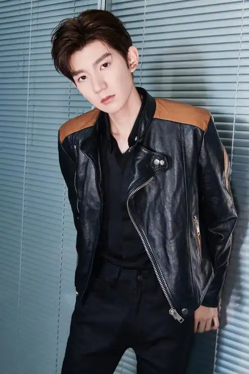 王源最新写真长腿抢眼,朋克风造型酷帅十足