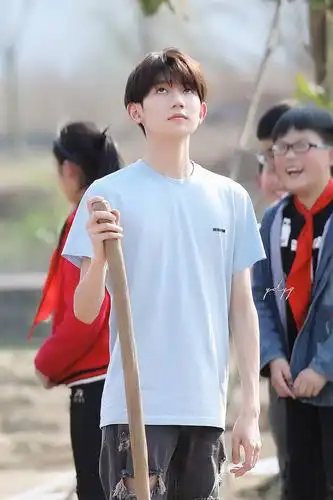 王源全新短发亮相,看到镜头太多害羞捂头,粉丝:这么帅怕啥