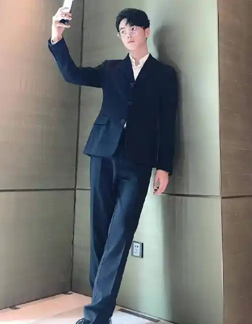 他那一双大长腿实在是太吸睛了,穿上西装后的他更像是一名偶像剧男星