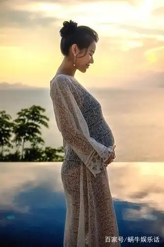 女星孕照哪家强?胡杏儿孕照温馨,李亚男令人心疼,她最接地气