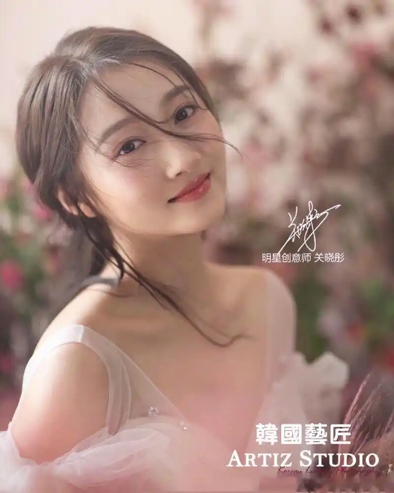 关晓彤婚纱写真曝光,大家觉得关晓彤和迪丽热巴的婚纱照哪个比较漂亮?