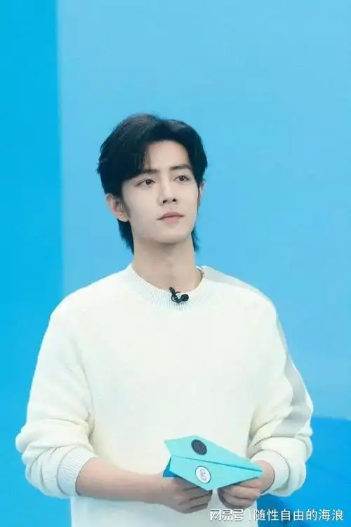 肖战奥利奥直播活动,一身白的造型真是帅得飞起啊!-大江头条