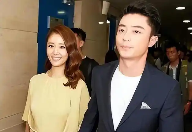 林心如和霍建华出街背爱马仕包包t恤牛仔裤这才是低调的奢华