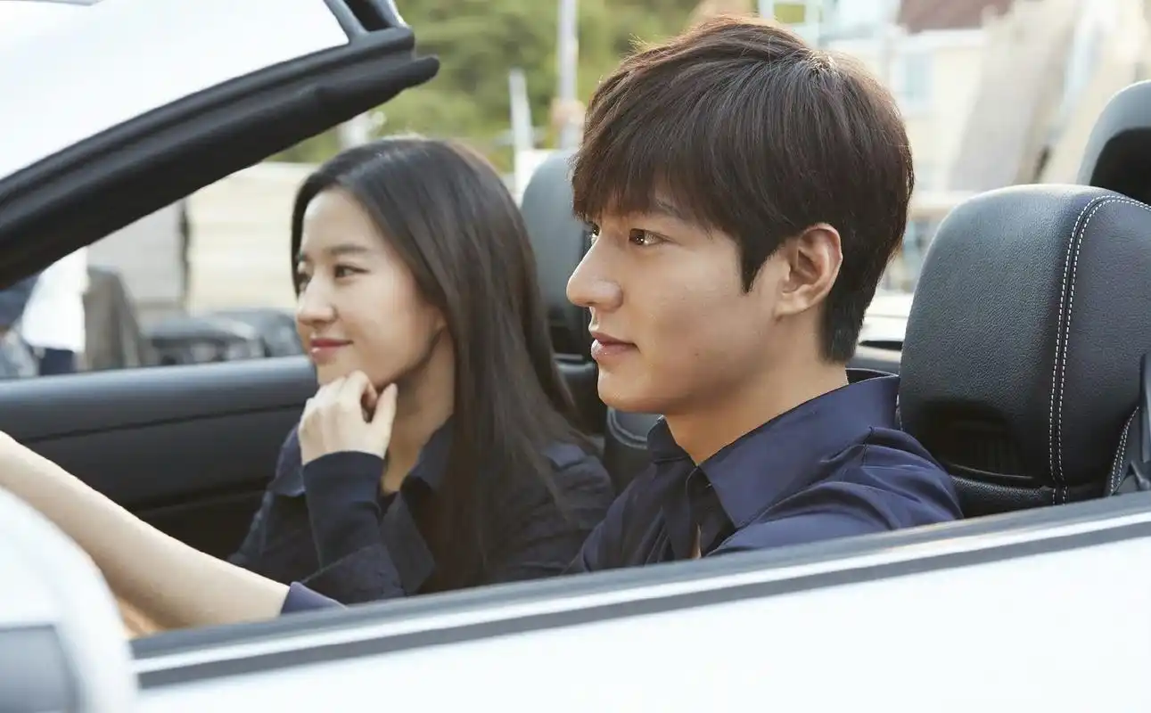 副驾驶坐着刘亦菲,李敏镐怕是心里乐开花了吧.