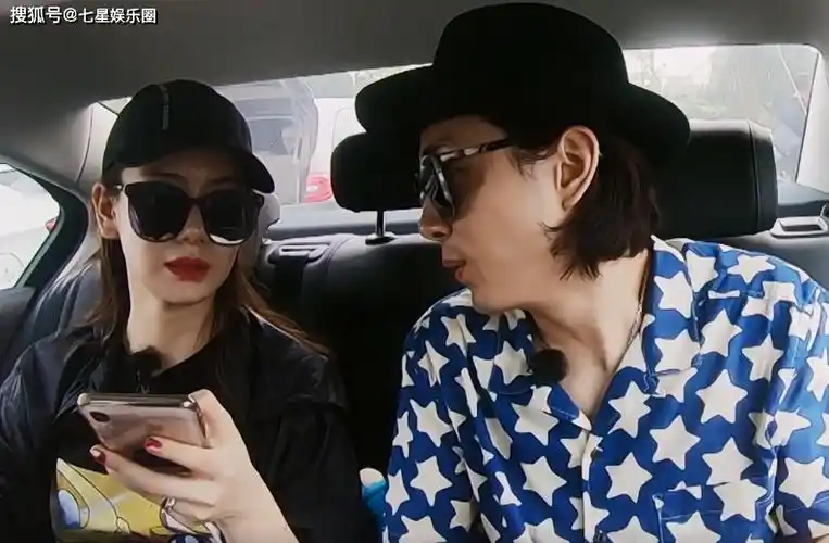 戚薇一家游迪士尼,lucky穿公主裙,儿子首露面,助理背万元包_李承铉