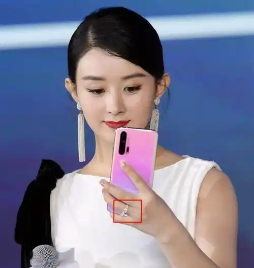 赵丽颖产后首张自拍出炉,温柔浅笑,身后众人抢镜_颖宝_活动_状态