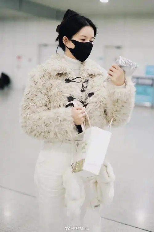 丨抓到一只凌晨到达的@刘些宁 漂亮小宝素颜也好好看