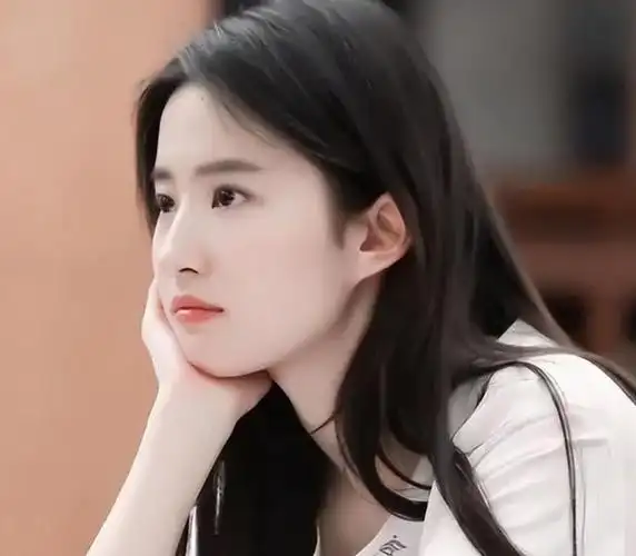 那时,她对着这位陌生男人打了个招呼,这一幕成为她对刘亦菲与陈金飞