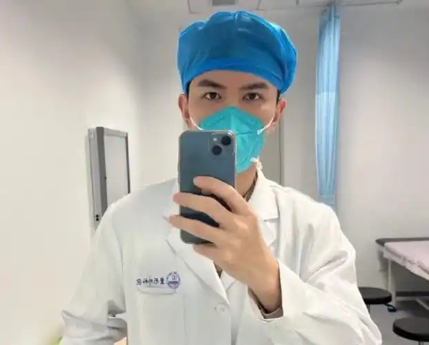 网友看到了个帅医生,回家一查学历才是真的惊艳,上天追着喂饭吃